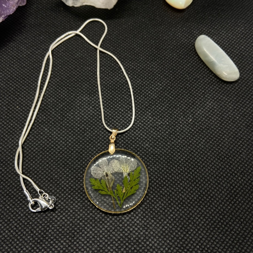 Resin wildflower chain necklace non- adjustable.